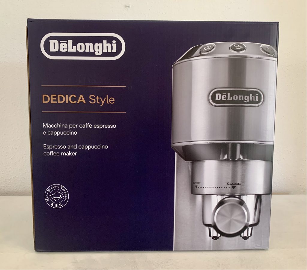 De'Longhi Dedica Style EC 685.M Kaffeepadmaschine im Karton von vorne