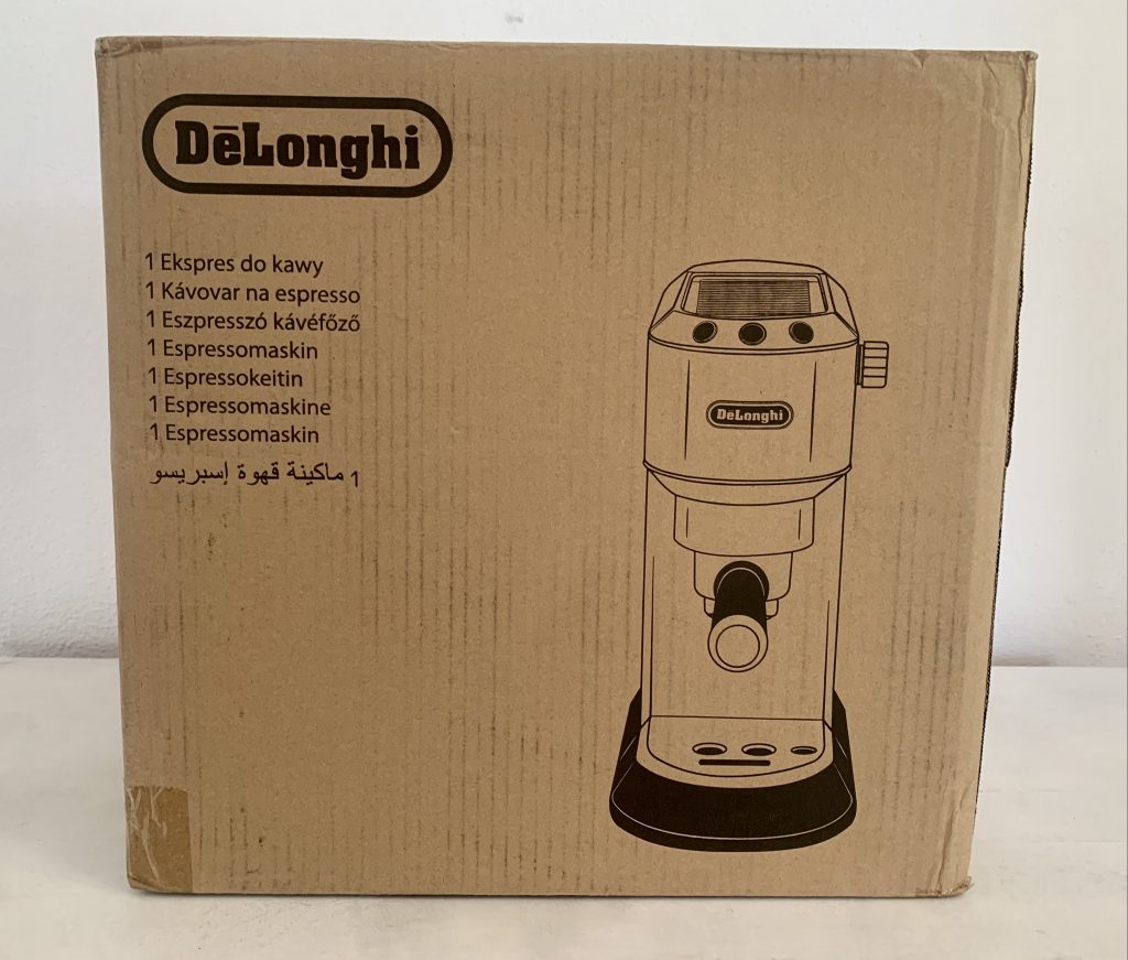 De'Longhi Dedica Style EC 685.M Kaffeepadmaschine im Versandkarton