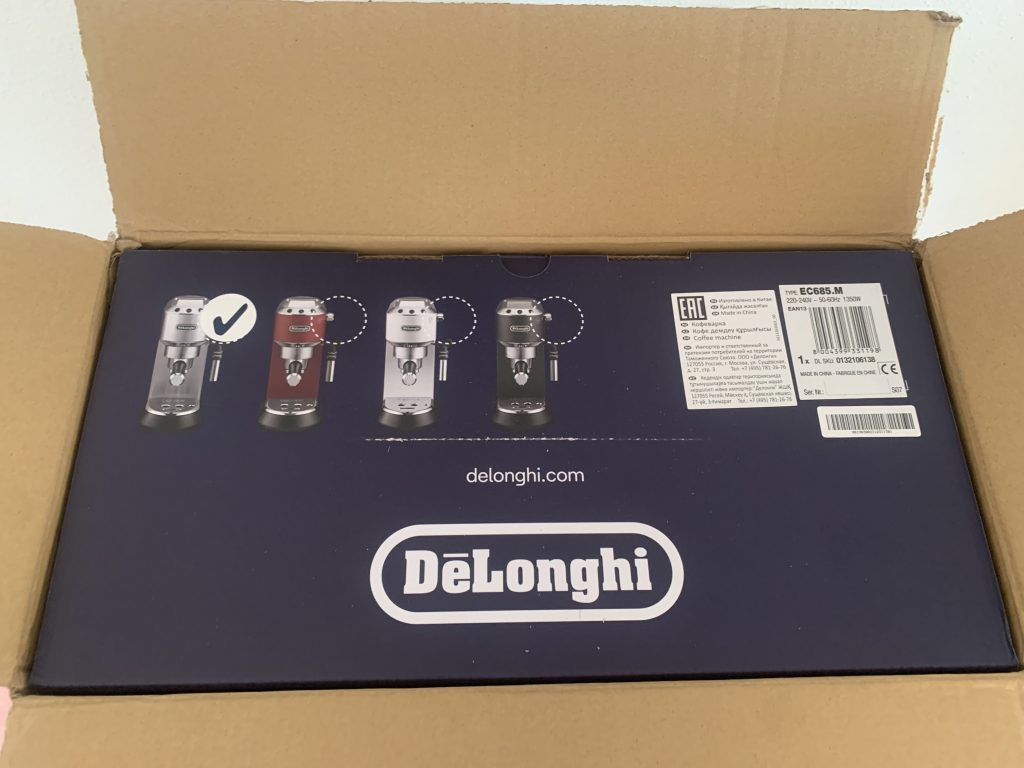 De'Longhi Dedica Style EC 685.M Kaffeepadmaschine im geöffneten Versandkarton