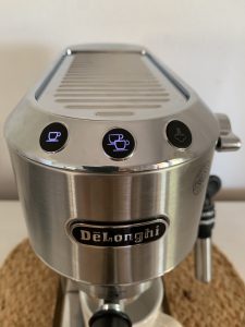 De'Longhi Dedica Style EC 685.M Kaffeepadmaschine leuchtendeTasten