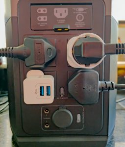 EcoFlow DELTA 2 Max Powerstation mit 4 eingesteckten Schukosteckern