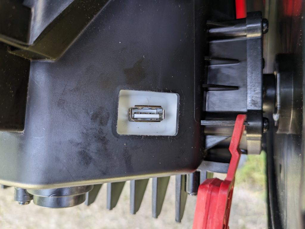 Einhell FREELEXO 1200 LCD BT Mähroboter USB-Anschluss geöffnet