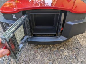 Einhell FREELEXO 1200 LCD BT Mähroboter von hinten geöffnete Akkuklappe