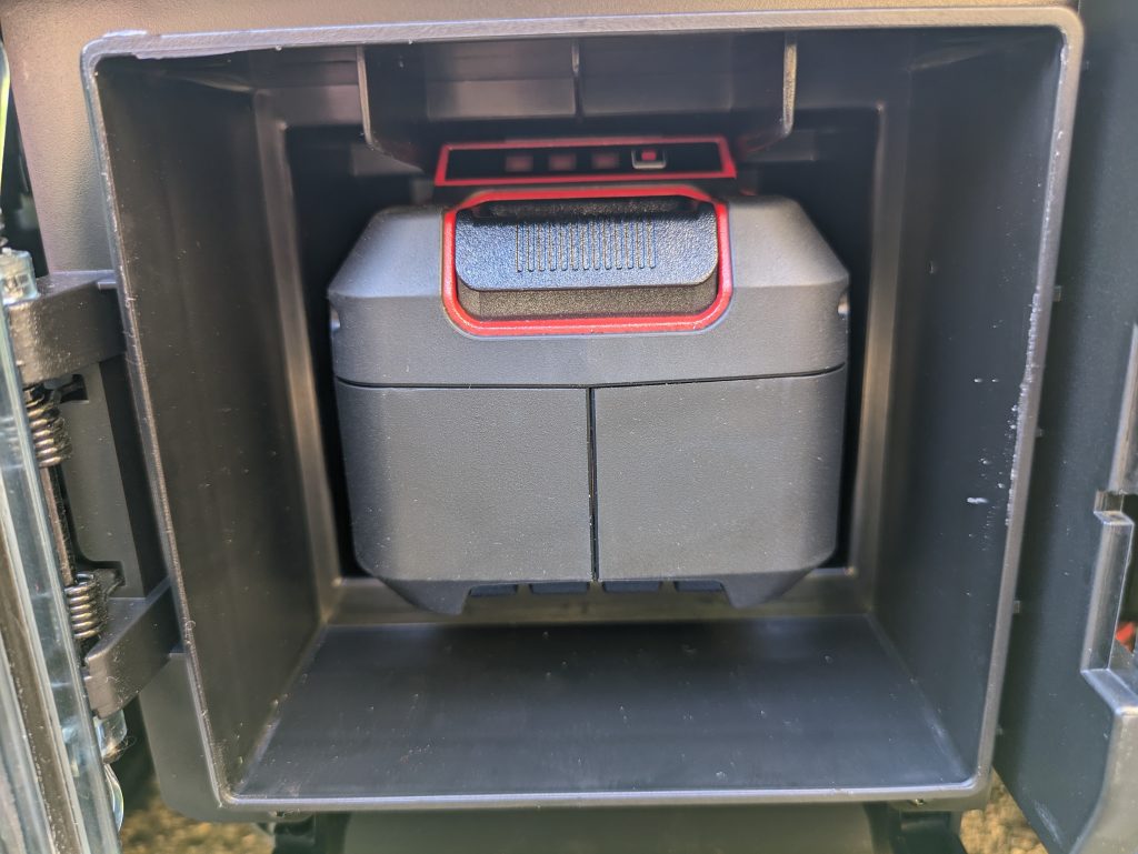 Einhell FREELEXO 1200 LCD BT Mähroboter von hinten mit eingestecktem Akku