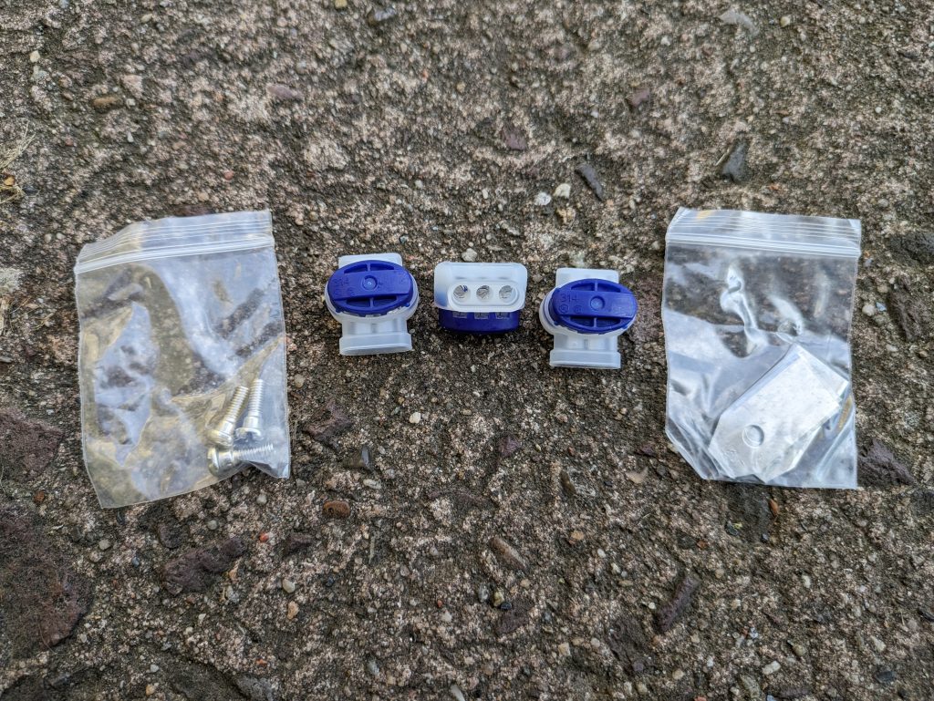 Ersatzklingen und Kabelklemmen des YARDFORCE COMPACT 300RBS Mähroboters