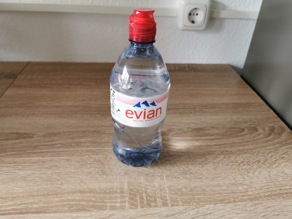 Evian natürliches Mineralwasser Flasche