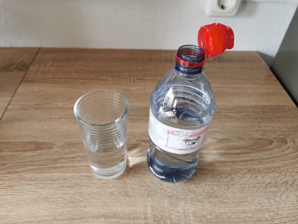 Evian natürliches Mineralwasser im Glas