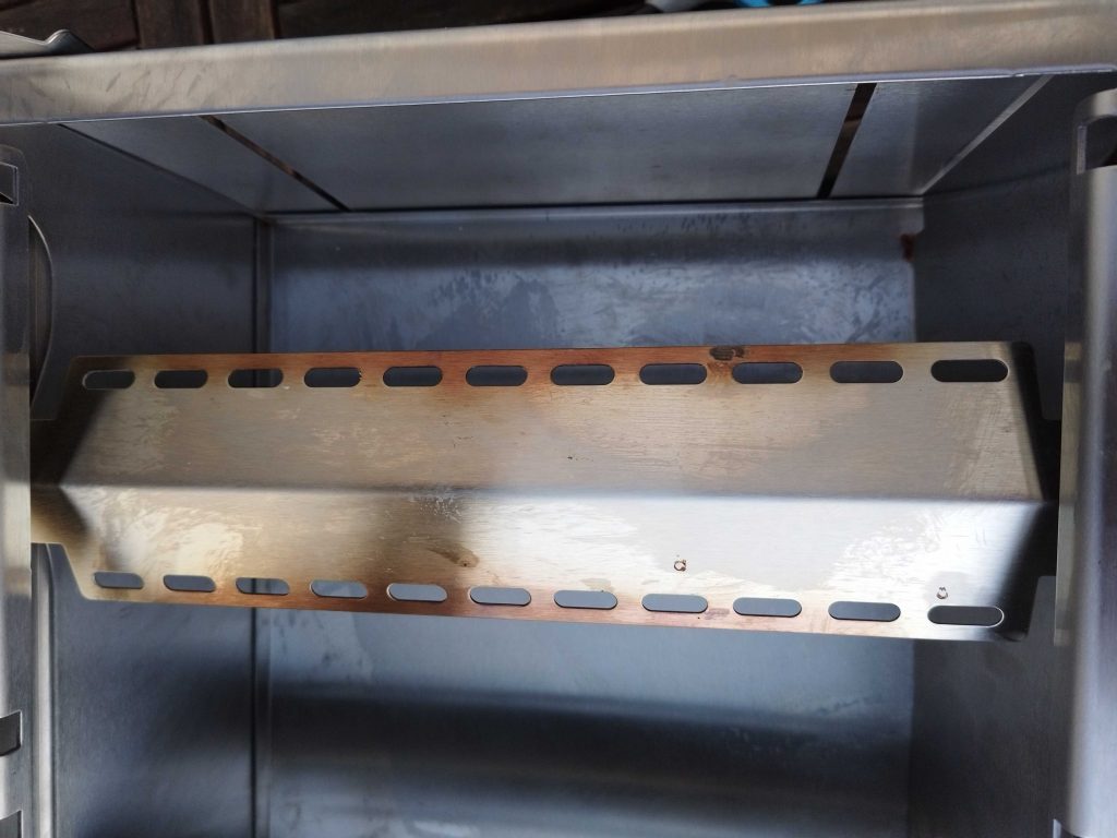 Flammenschutzblech des BURNHARD Jones Camping-Gasgrills nach der Nutzung
