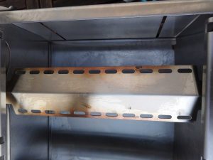 Flammenschutzblech des BURNHARD Jones Camping-Gasgrills nach der Nutzung