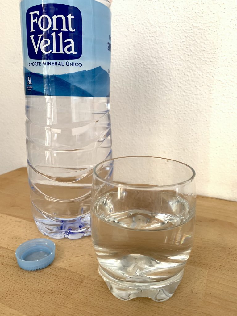 Font Vella Mineralwasser im Glas Nahaufnahme