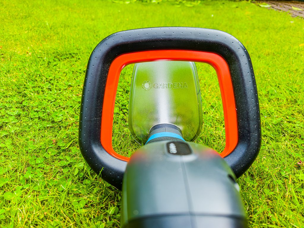 Gardena ComfortCut 60 18V-P4A Akku-Heckenschere Detailansicht Schild