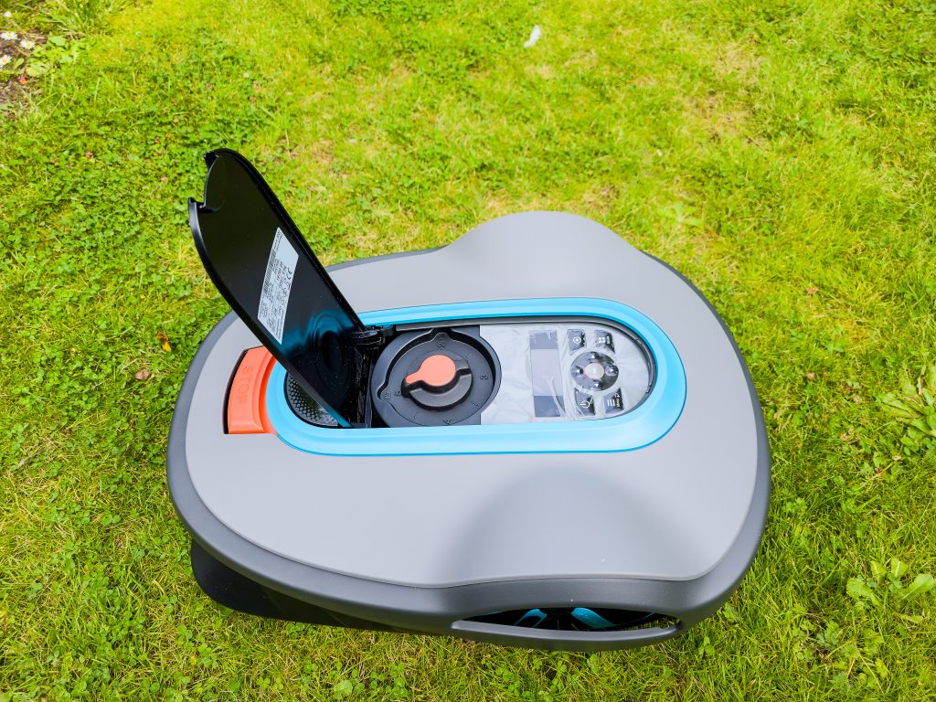 Gardena Mähroboter smart SILENO life mit geöffnetem Display
