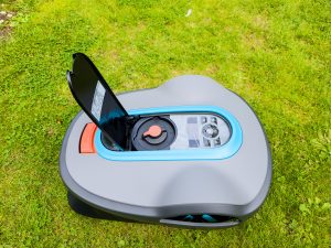 Gardena Mähroboter smart SILENO life mit geöffnetem Display