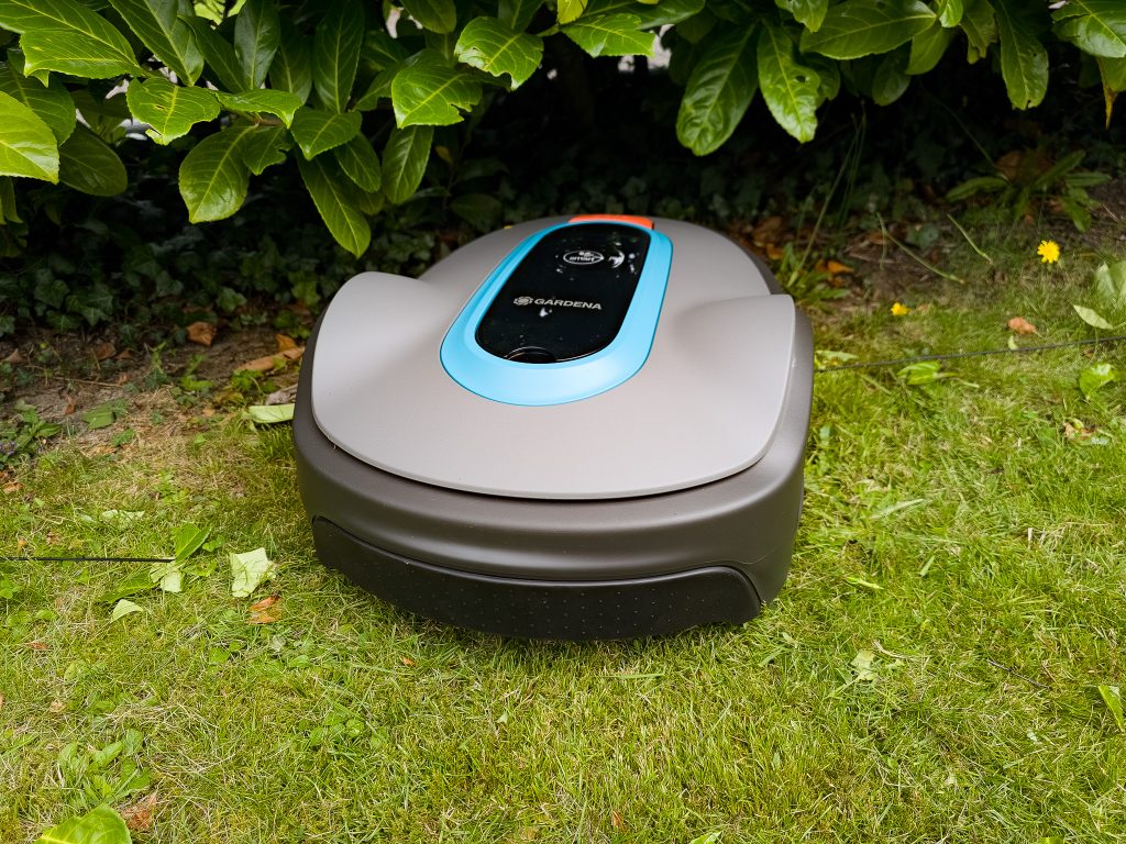 Gardena Mähroboter smart SILENO life unter Hecke