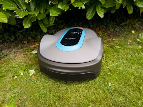 Gardena Mähroboter smart SILENO life unter Hecke