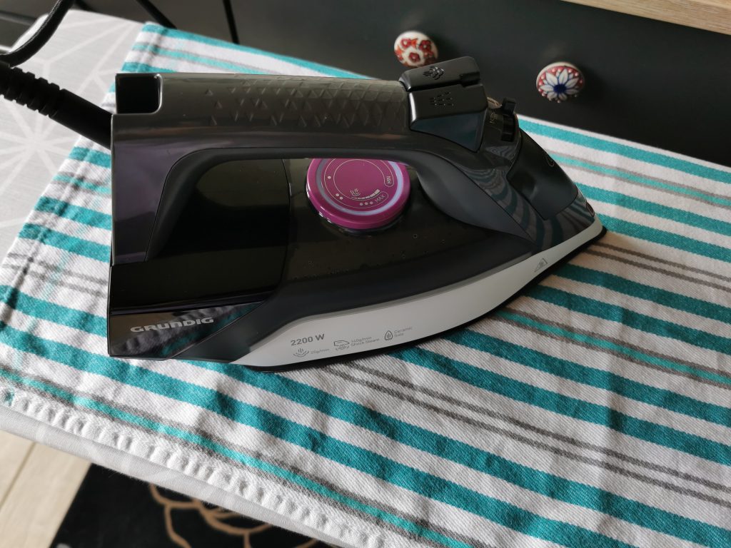 Grundig SI 4850 Dampfbügeleisen bügeln Geschirrtuch