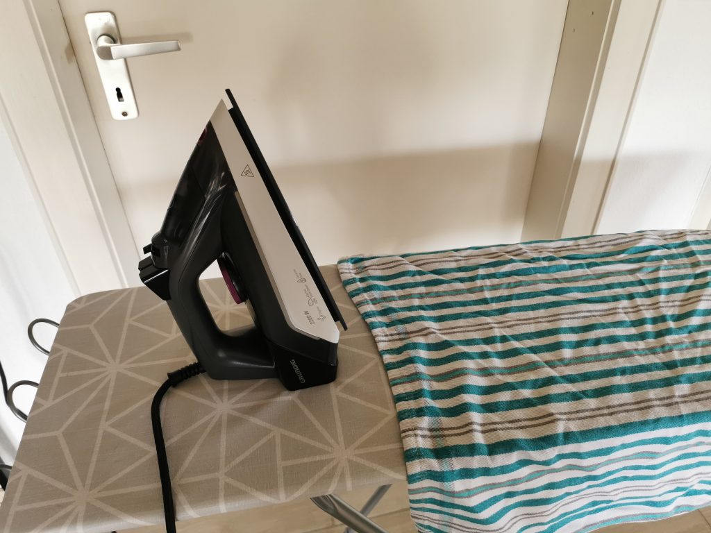 Grundig SI 4850 Dampfbügeleisen mit Geschirrtuch