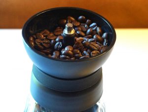 Hario Skerton Pro große Einfüllöffnung