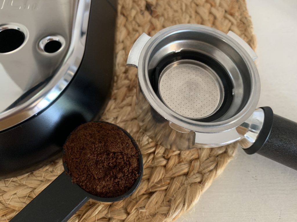 IDe'Longhi Dedica Style EC 685.M Kaffeepadmaschine Kaffeelöffel mit Pulver