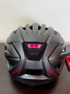 Alpina Haga LED Fahrradhelm –Hintenansicht mit eingeschaltetem Licht