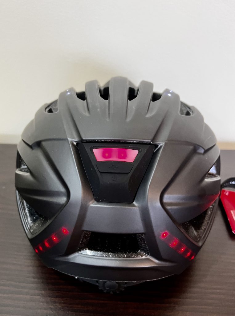 Alpina Haga LED Fahrradhelm –Hintenansicht mit eingeschaltetem Licht