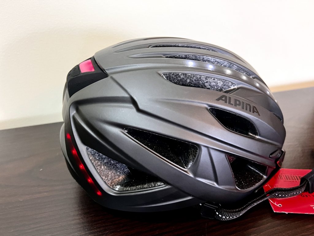 Alpina Haga LED Fahrradhelm –Seitenansicht mit eingeschaltetem Licht