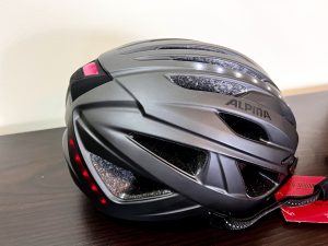 Alpina Haga LED Fahrradhelm –Seitenansicht mit eingeschaltetem Licht