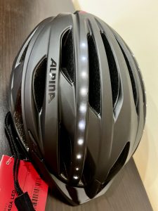 Alpina Haga LED Fahrradhelm – Ansicht von oben mit eingeschaltetem Licht