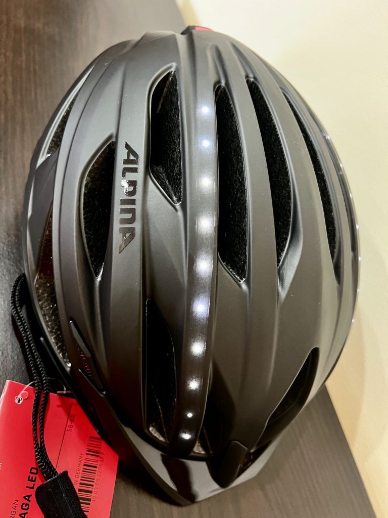 Alpina Haga LED Fahrradhelm – Ansicht von oben mit eingeschaltetem Licht