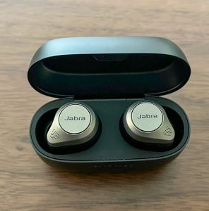 Jabra Elite 85t In-Ear-Bluetooth-Kopfhörer Ladeetui geöffnet