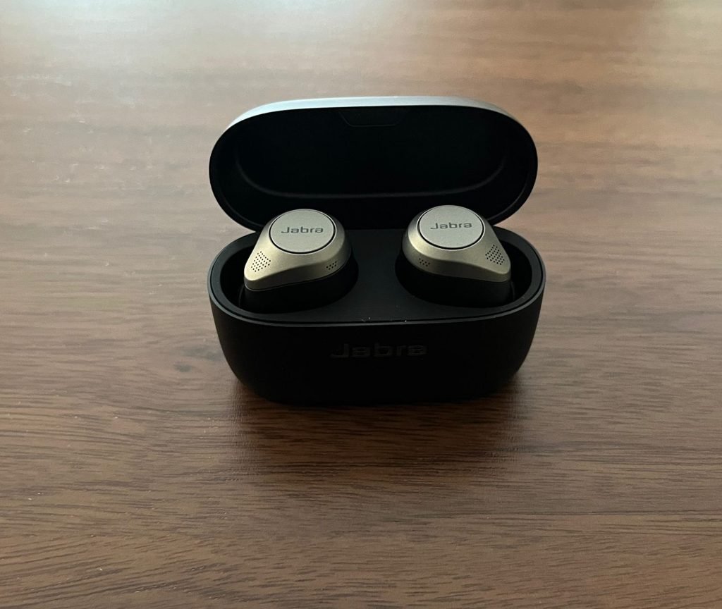 Jabra Elite 85t In-Ear-Bluetooth-Kopfhörer geöffnete Ladeschale