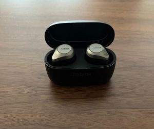 Jabra Elite 85t In-Ear-Bluetooth-Kopfhörer geöffnete Ladeschale