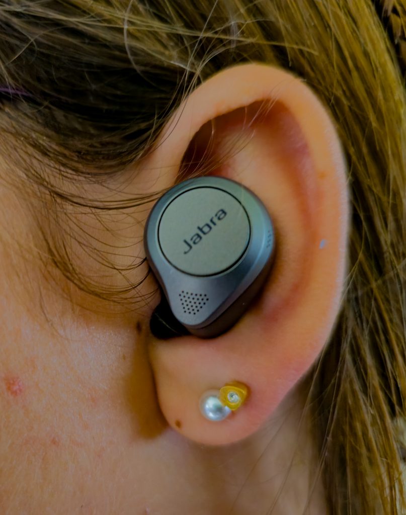 Jabra Elite 85t In-Ear-Bluetooth-Kopfhörer im Ohr