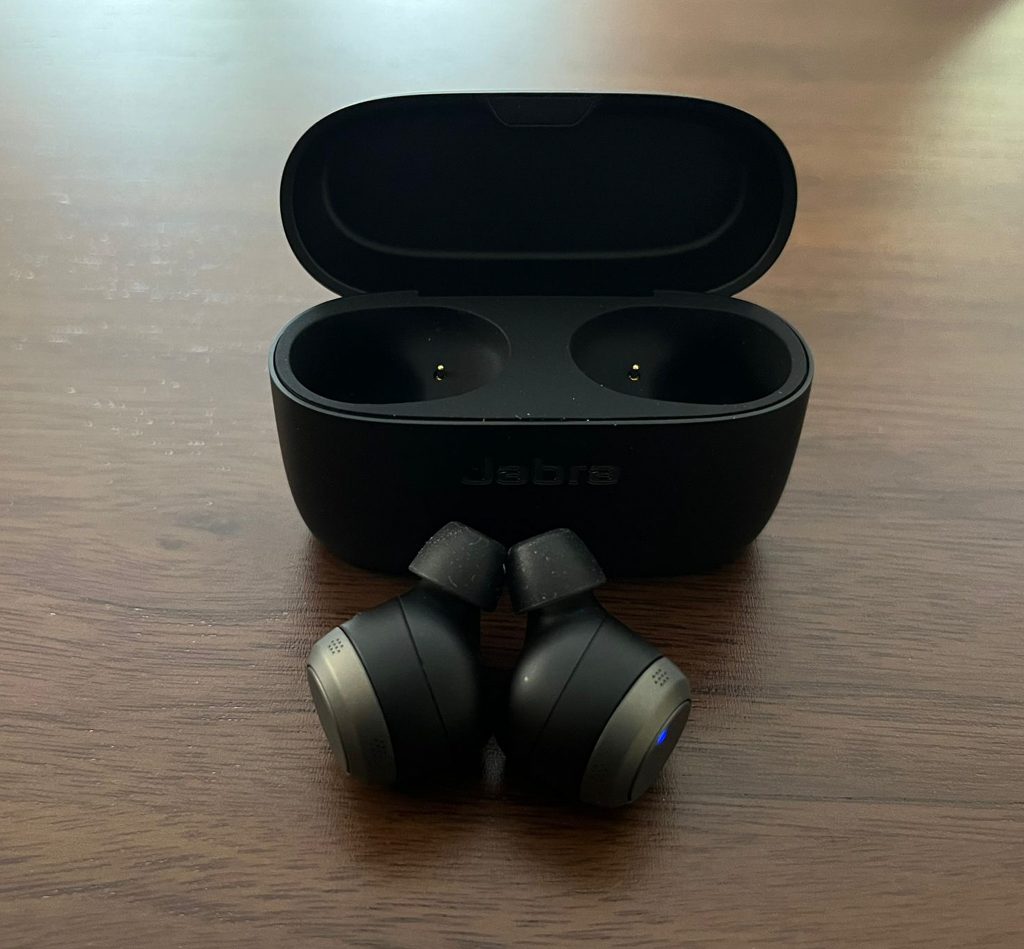 Jabra Elite 85t In-Ear-Bluetooth-Kopfhörer vor der Ladeschale