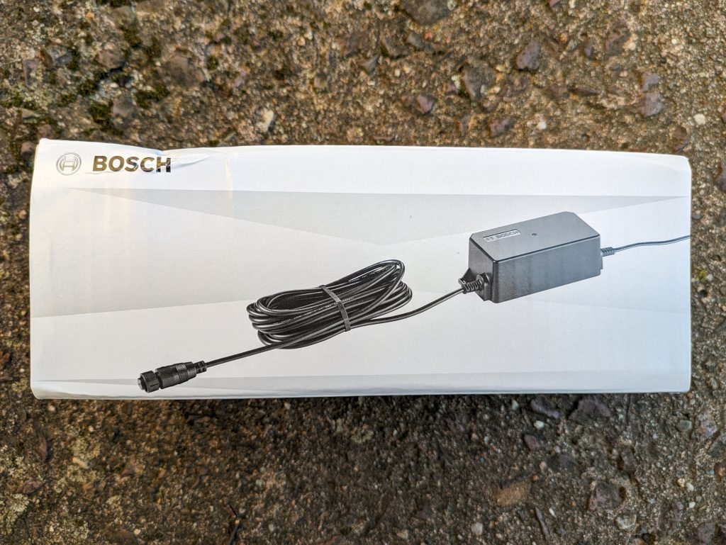 Karton des Netzteils des Bosch Home and Garden Indego XS 300 Mähroboters