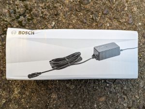 Karton des Netzteils des Bosch Home and Garden Indego XS 300 Mähroboters