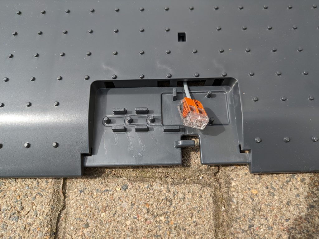 Klemmen an der Ladestation des AL-KO Robolinho® 550W Mähroboters