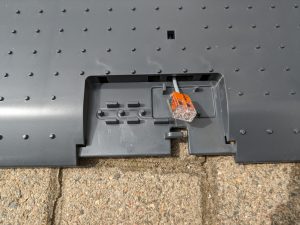 Klemmen an der Ladestation des AL-KO Robolinho® 550W Mähroboters