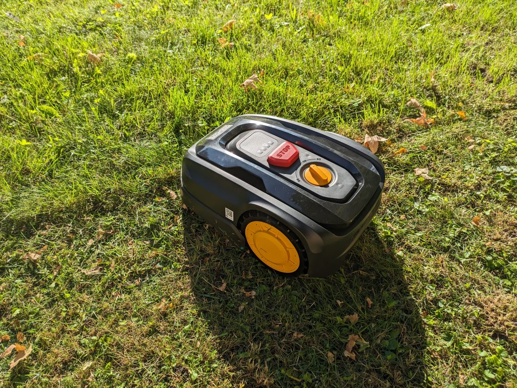 LANDXCAPE LX799 Mähroboter auf der Wiese