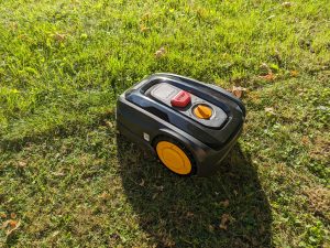 LANDXCAPE LX799 Mähroboter auf der Wiese