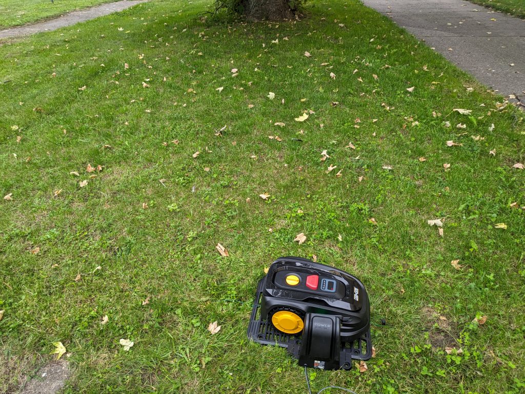 LANDXCAPE LX799 Mähroboter in der Ladestation auf einer Wiese