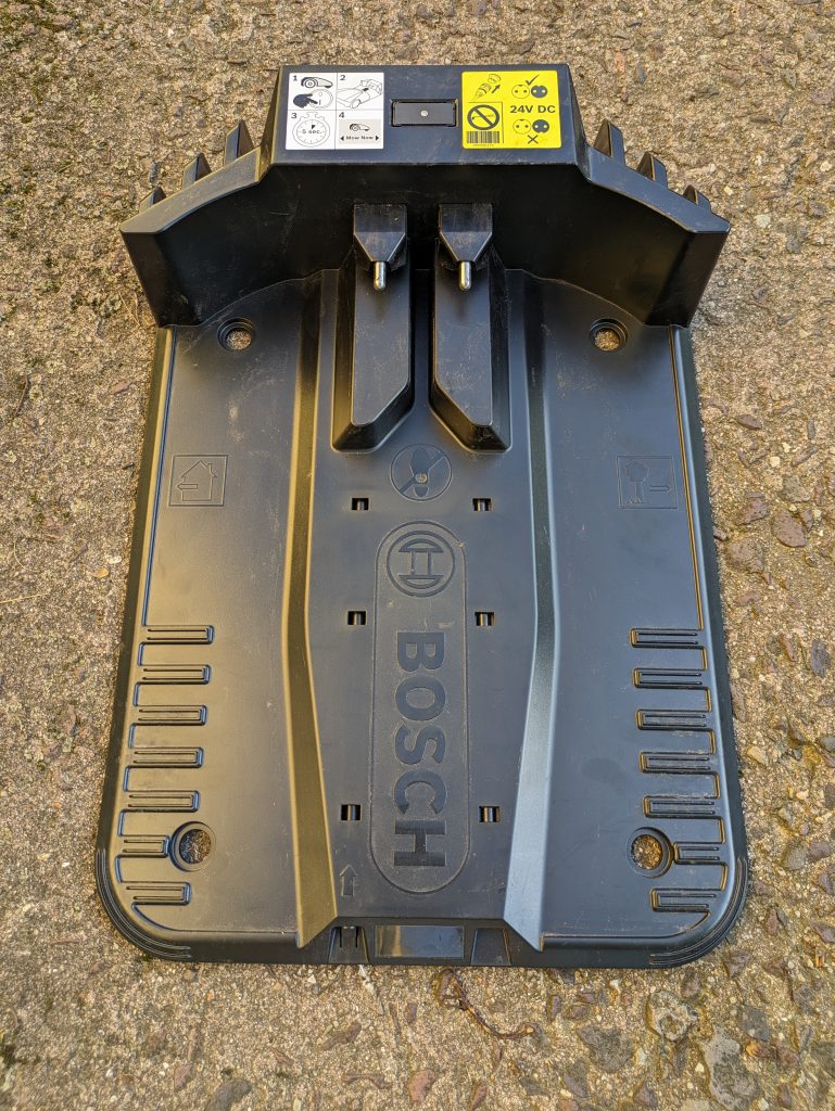 Ladestation des Bosch Home and Garden Indego XS 300 Mähroboters