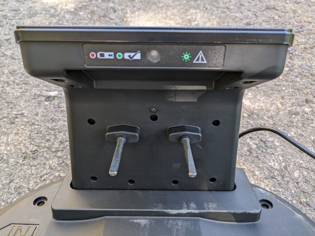 Ladestation des Einhell FREELEXO 1200 LCD BT Mähroboters Nahansicht