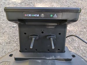 Ladestation des Einhell FREELEXO 1200 LCD BT Mähroboters Nahansicht