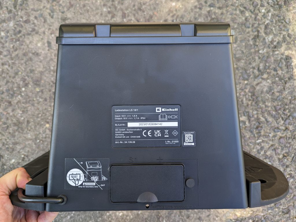 Ladestation des Einhell FREELEXO 1200 LCD BT Mähroboters von hinten