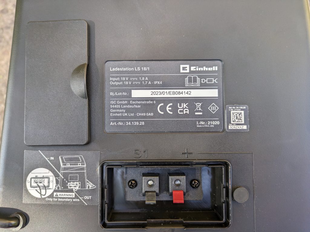 Ladestation des Einhell FREELEXO 1200 LCD BT Mähroboters von hinten geöffnete Klappe