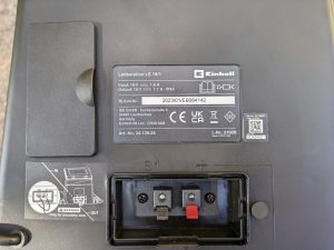 Ladestation des Einhell FREELEXO 1200 LCD BT Mähroboters von hinten geöffnete Klappe