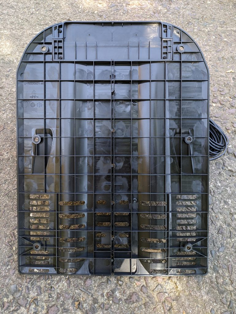 Ladestation des Einhell FREELEXO 1200 LCD BT Mähroboters von unten