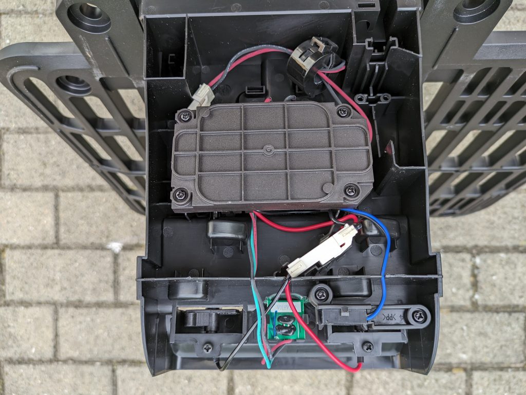 Ladestation des LANDXCAPE LX799 Mähroboters Kabelanschlüsse