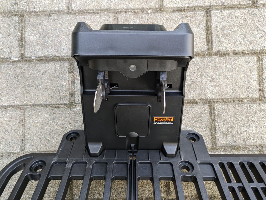 Ladestation des LANDXCAPE LX799 Mähroboters Nahansicht